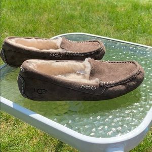 Barely worn coco grey ugg slippers.